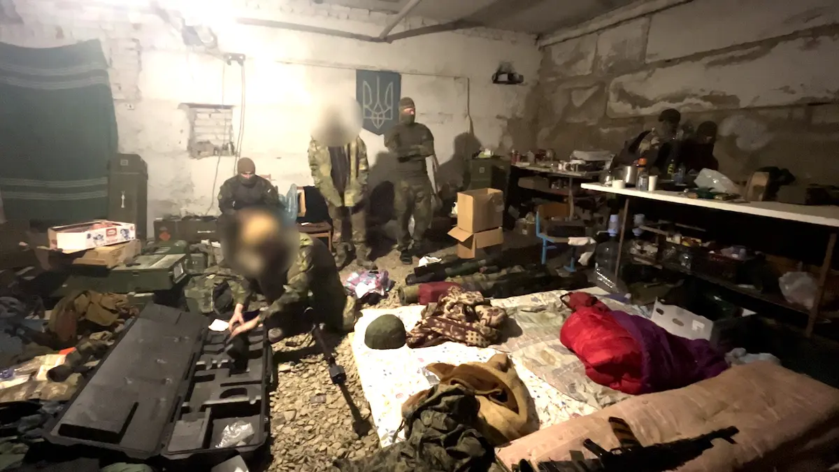 V malé místnosti mají vojáci vše, co potřebují. Zbraně, místo na spaní a hlavně pevnou střechu nad hlavou.
