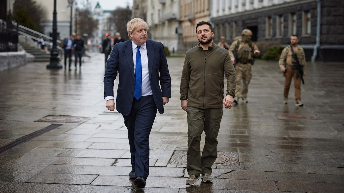 Britský premiér Boris Johnson spolu s Volodymyrem Zelenským při procházce Kyjevem