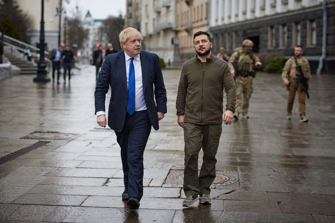 Britský premiér Boris Johnson spolu s Volodymyrem Zelenským při procházce Kyjevem