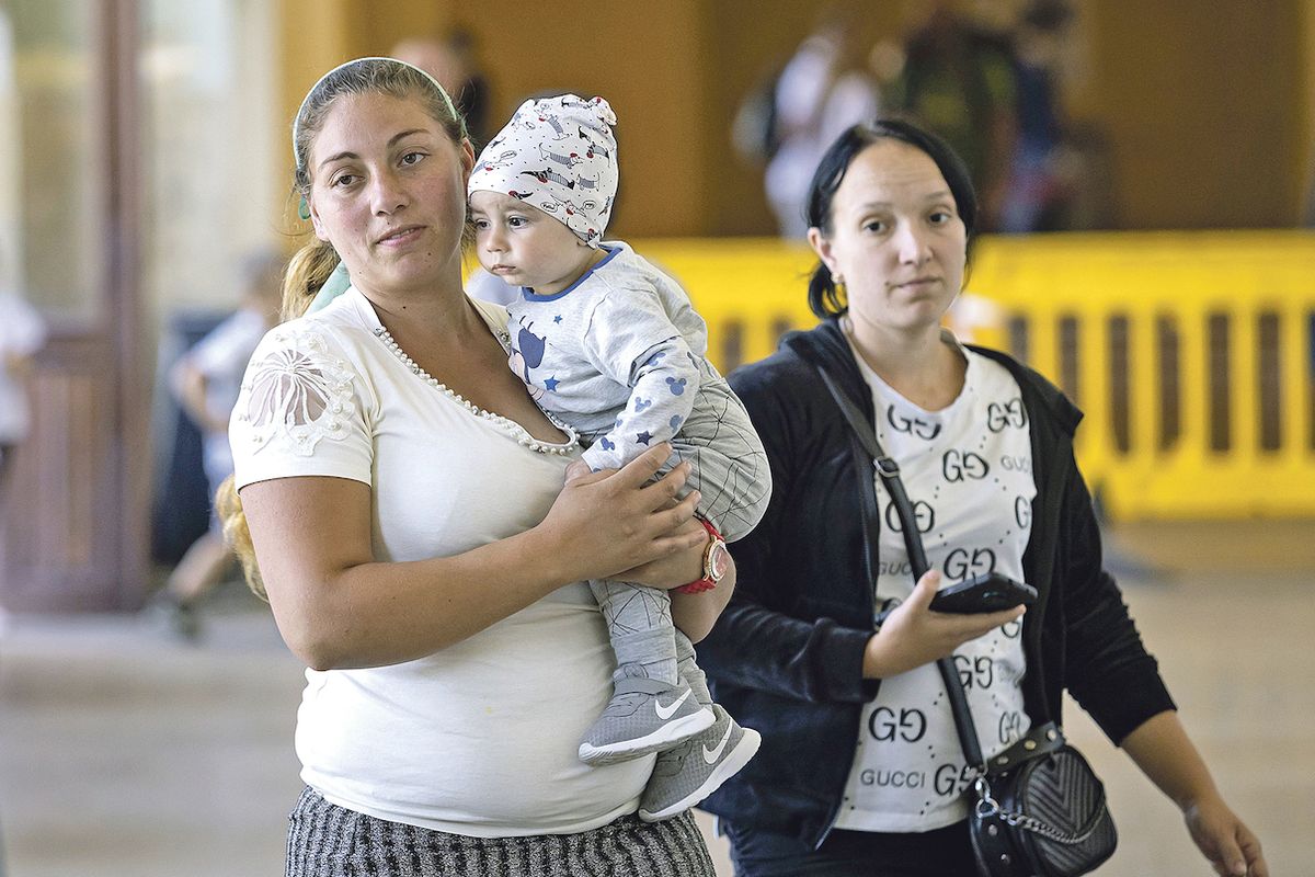 Romské ženy s dětmi jsou na pražském hlavním nádraží stále, ale už je jich výrazně méně než v minulých dnech.