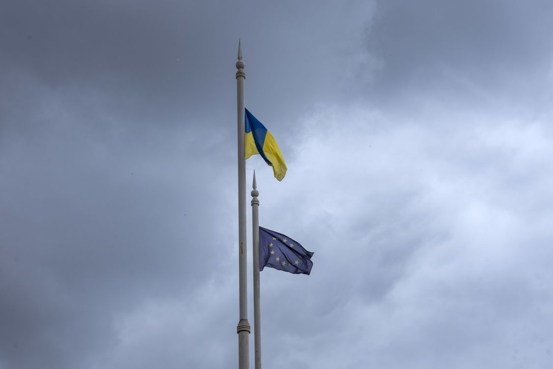 Флаг Европейского союза дополнил украинский флаг в Киеве. Страна получила статус кандидата на членство в четверг