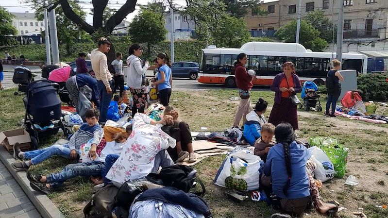 Ukrajinští Romové v Brně čekají u nádraží na dávky, magistrát je zkouší přestěhovat