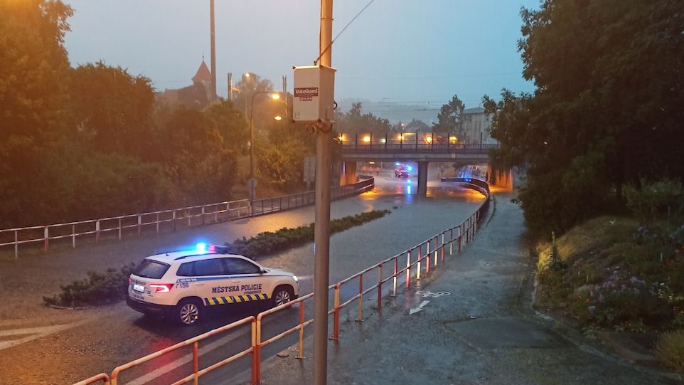 Ve Strakonicích byla kvůli dešti zatopená hlavní silnice za kruhovým objezdem od Českých Budějovic.

