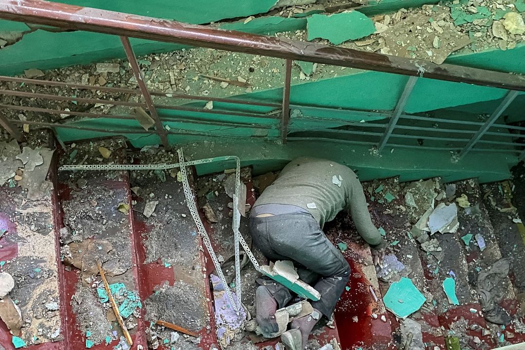 Тело мирного жителя в обстрелянной школе в Харькове