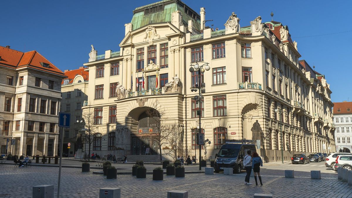 Vedení Prahy brojí proti autům ve městě. Magistrát si přitom jejich počet navýšil