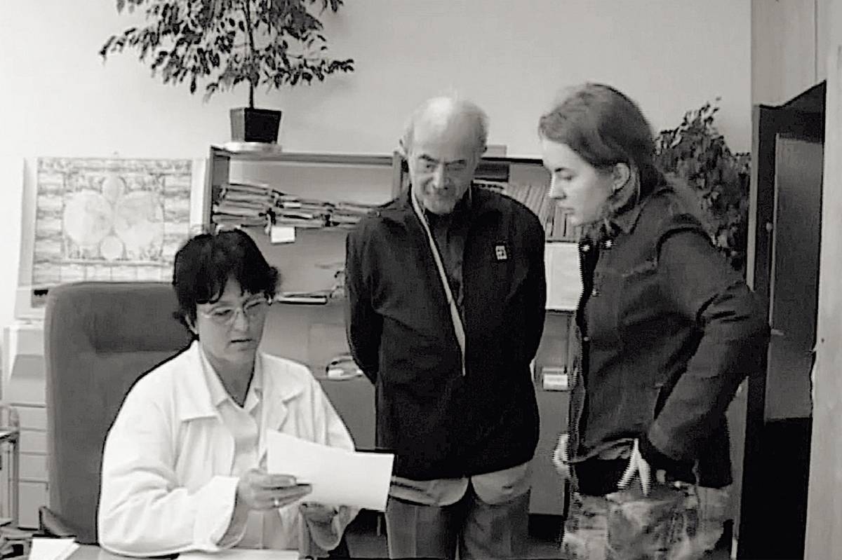 Berthold s dcerou Ninou pátrají po rodinných kořenech ve Slovenském národním archivu.