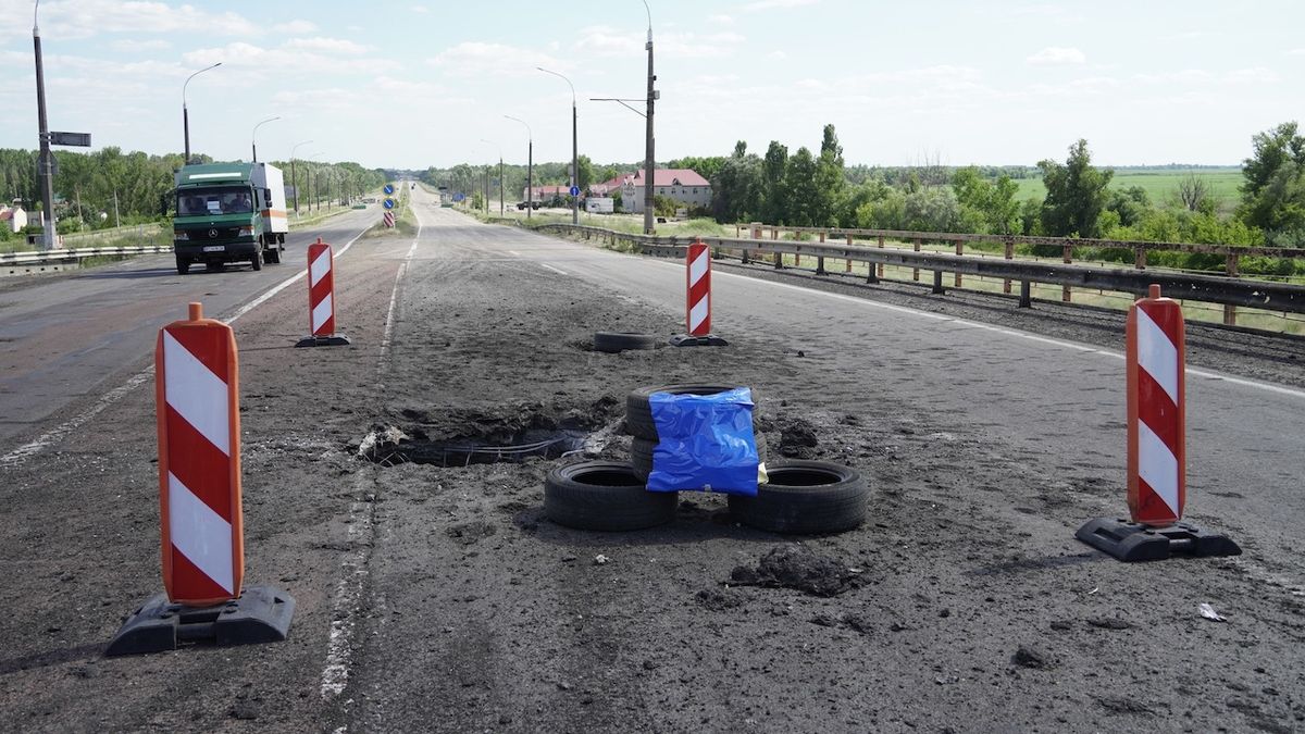 Ukrajina opět zasáhla most v okupovaném Chersonu, jezdit se po něm nedá