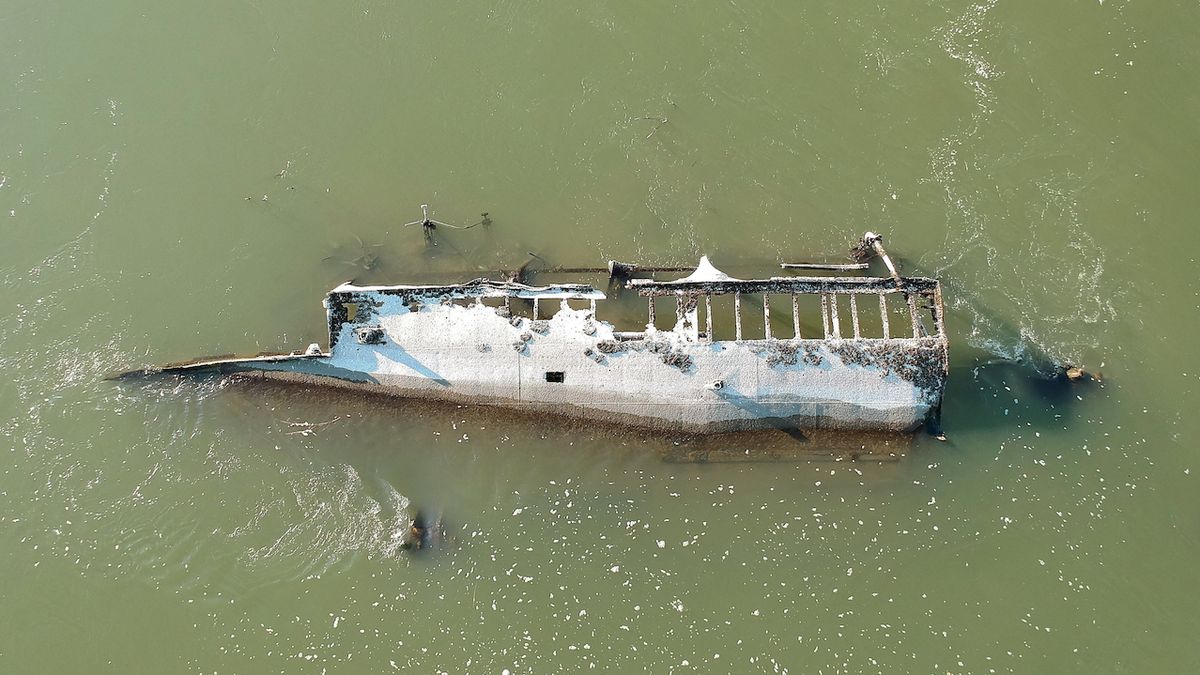 Nízká hladina Dunaje odhalila loď potopenou za války