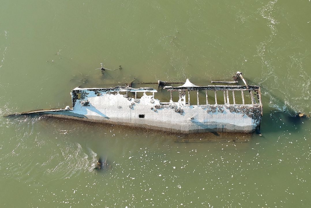Nízká hladina Dunaje odhalila vrak lodě