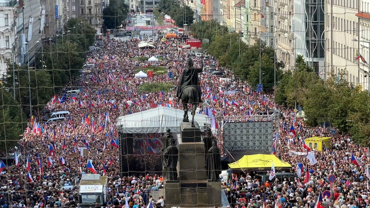 Reakce kandidátů na prezidenta na protivládní demonstraci v Praze