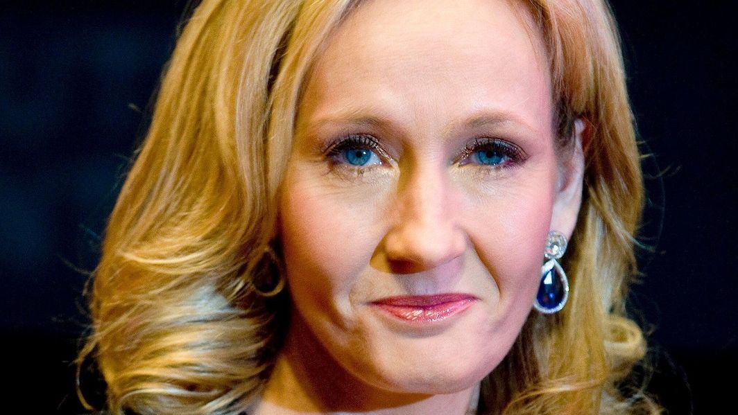 Rowlingová napsala román, kde zavraždí postavu kvůli údajné transfobii