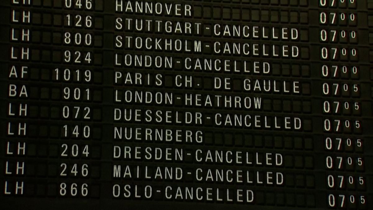 Na letiště vůbec nejezděte, vyzývá Lufthansa cestující. Stávka pilotů ochromila v Německu dopravu