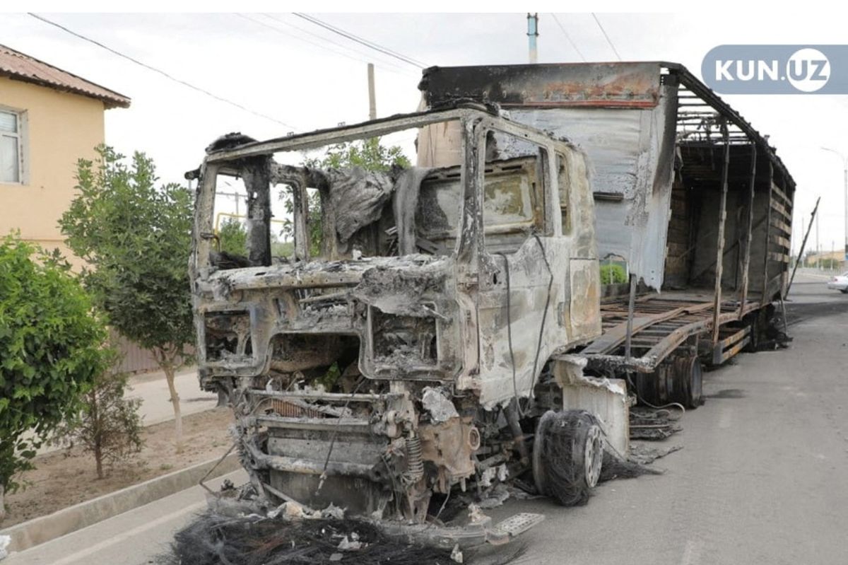 Shořelý vůz, pozůstatek víkendových protestů v Uzbekistánu