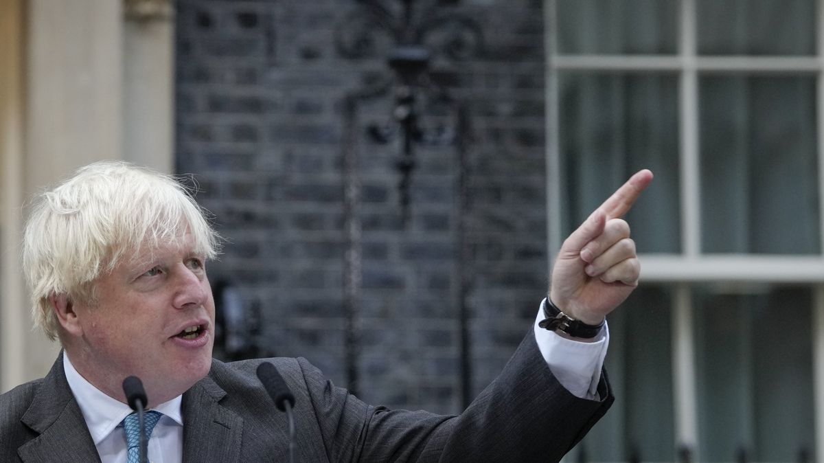 Britský expremiér Johnson se s okamžitou platností vzdal mandátu poslance
