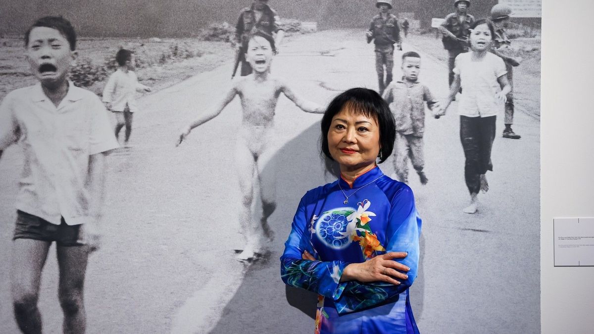 Dívka z ikonické fotky dokončila léčbu, 50 let po napalmovém útoku