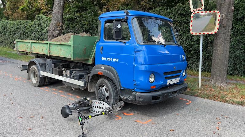 Muže na benzínové koloběžce oživovali po střetu s náklaďákem u Prahy