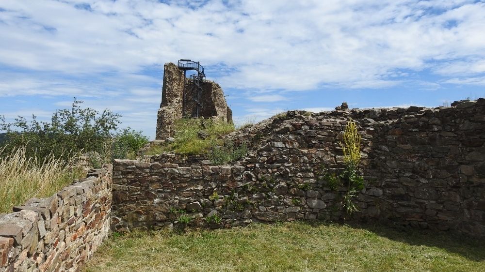 Hodně z pobořeného hradu bylo odvezeno jako stavební kámen.