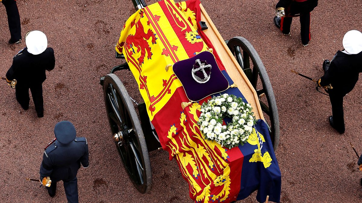 Smuteční procesí s Karlem III. vyprovodilo královnu z Buckinghamského paláce. Ke katafalku míří davy