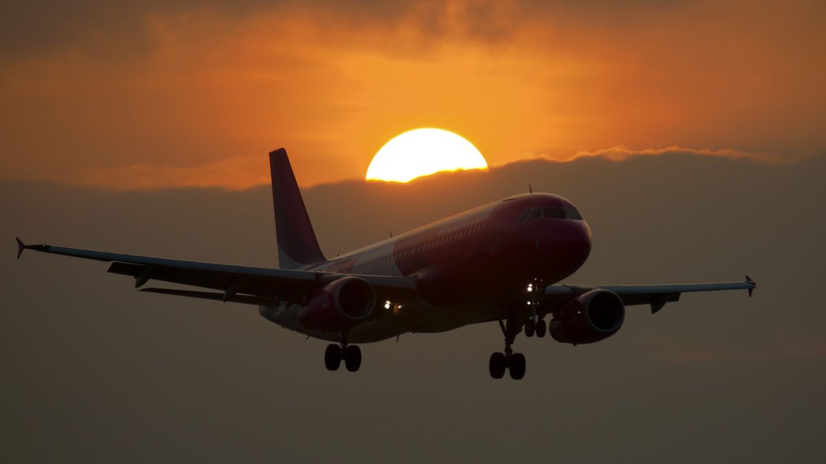 Piloti Wizz Air podlétli radary a potají vysvobodili letadlo uvázlé na Ukrajině