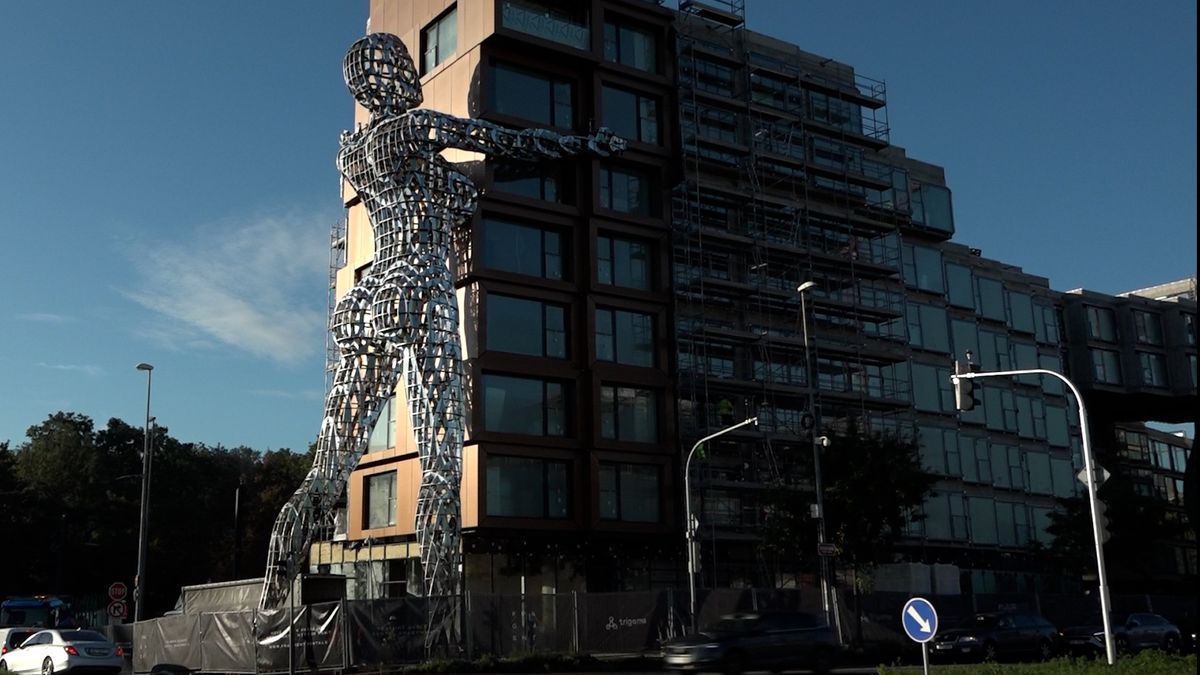 Bytový komplex v pražském Karlíně zdobí ocelová obryně od Davida Černého