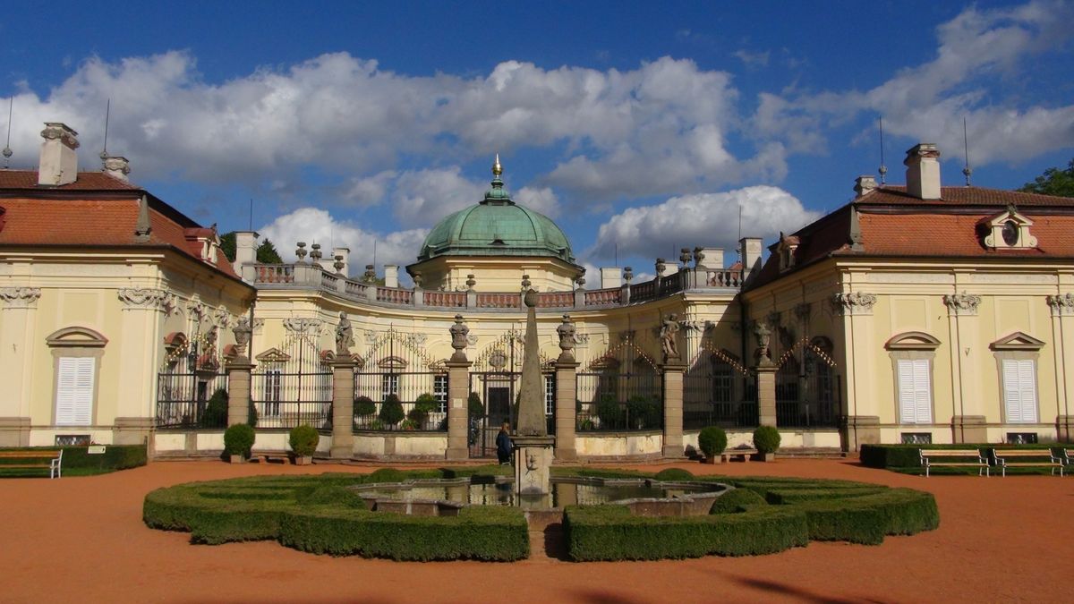 Barokní zámek Buchlovice má barvitou historii a často voní květinami