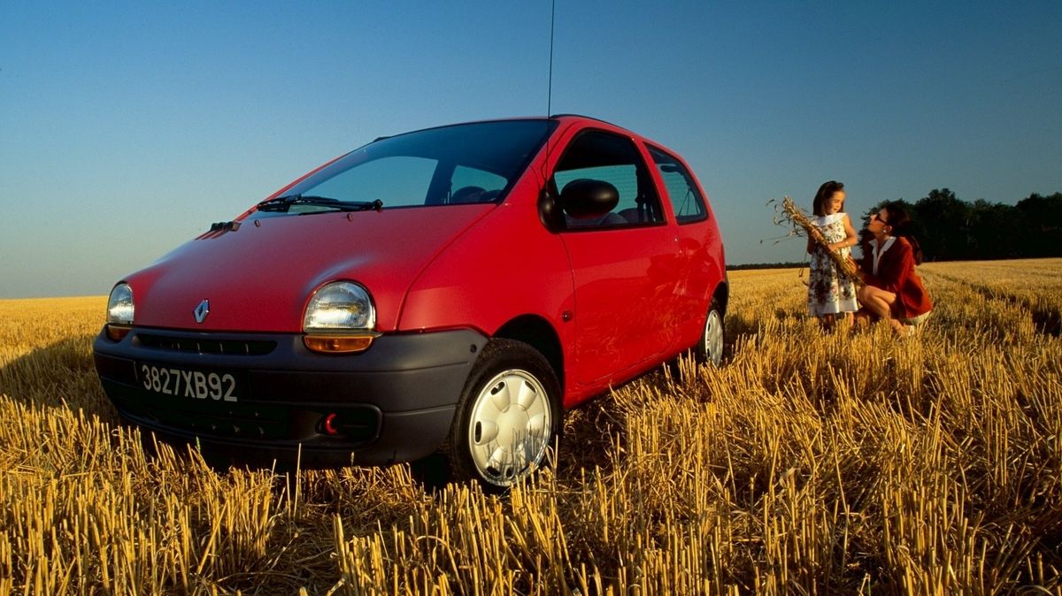 Kapesní Renault Twingo s extrémně prostornou kabinou se vyráběl skoro 20 let