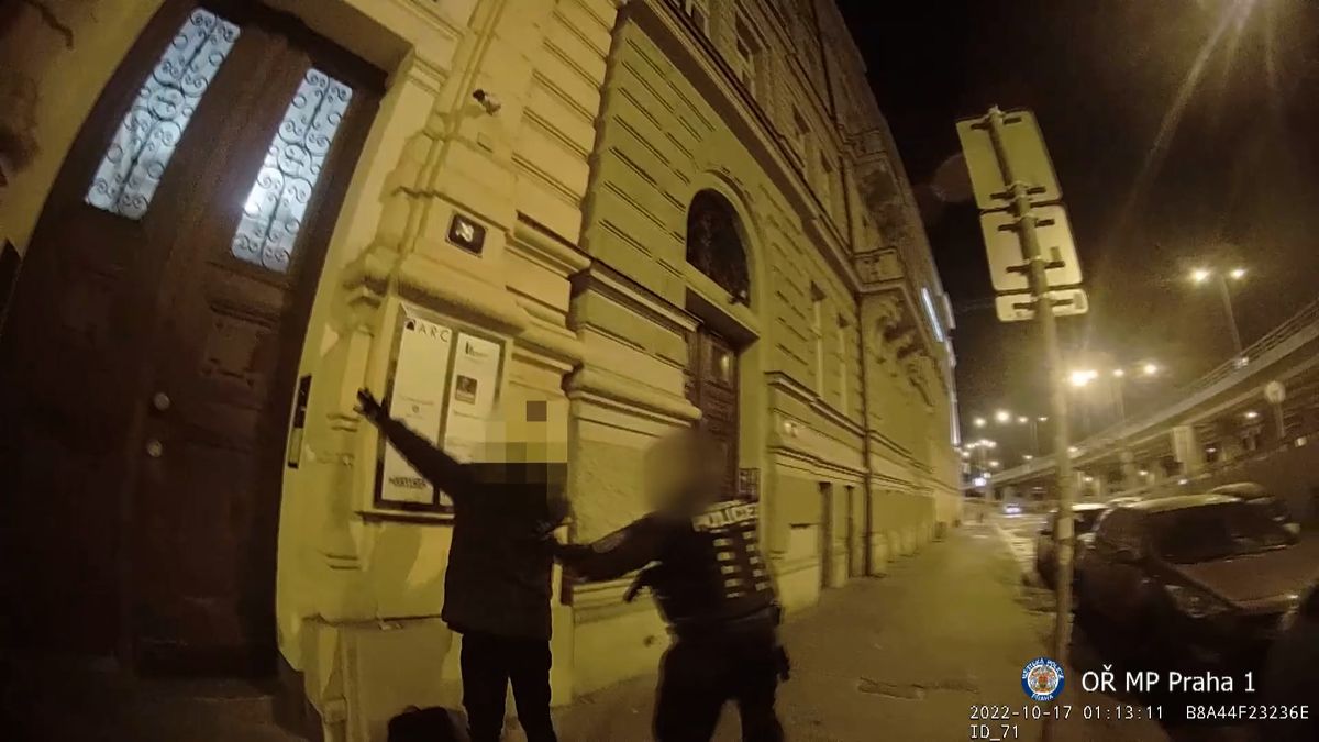 Sedmnáctiletý mladík střílel na Václavském náměstí v Praze