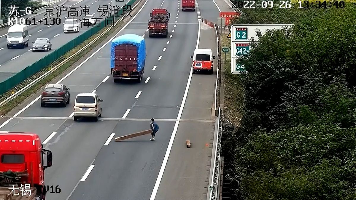 Čínský motorista odvážně odklidil překážku z dálnice. Dobrým skutkem riskoval
