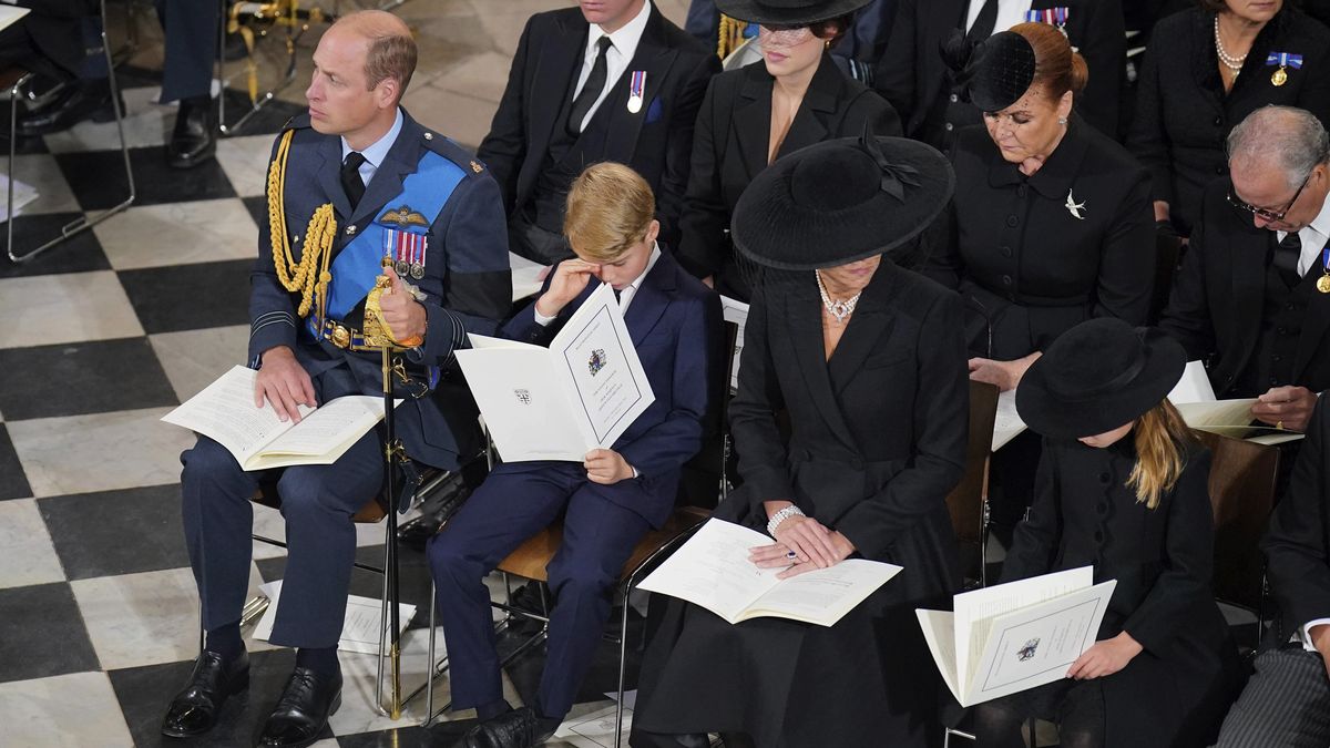 Pohřeb Alžběty II. obrazem: Král, princové, Kate s dětmi i Biden s Fialou