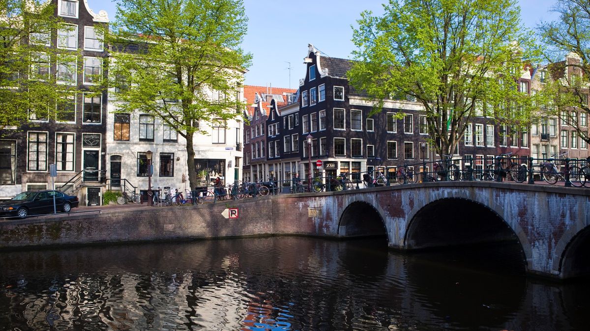 Amsterdam se chce zbavit opilých turistů, spustí odstrašující kampaň