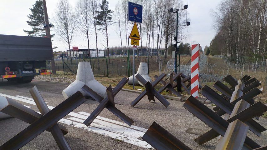 Polsko na hranici s Ruskem a Běloruskem instaluje zátarasy