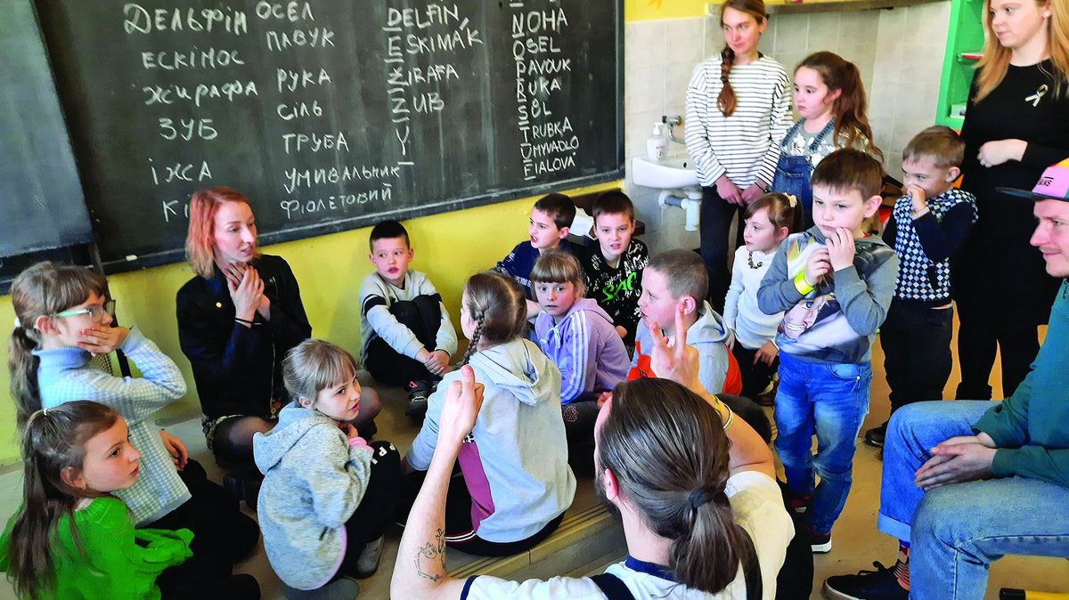 Ukrajinské děti si na spolužáky zvykly, slzy ale zůstávají