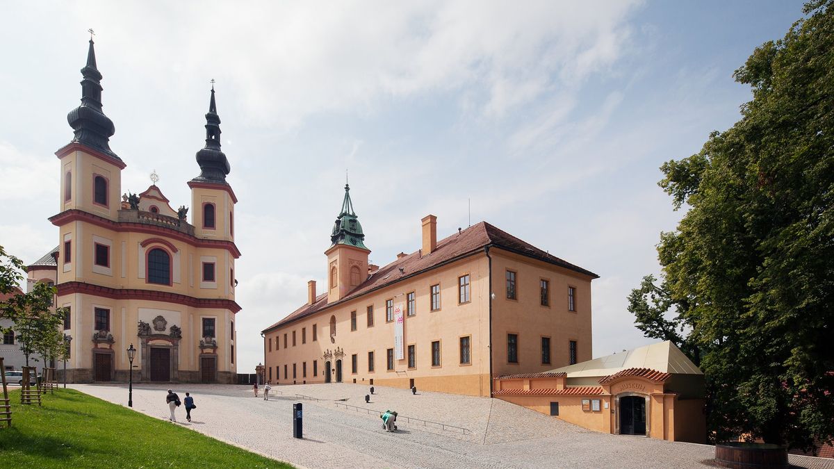 Jak by se mohlo proměnit okolí Pražského hradu pod taktovkou architekta Pleskota? Vodítka jsou v Litomyšli
