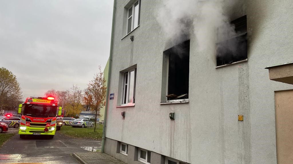 Oheň zničil byt v Ostravě, hasiči evakuovali deset lidí