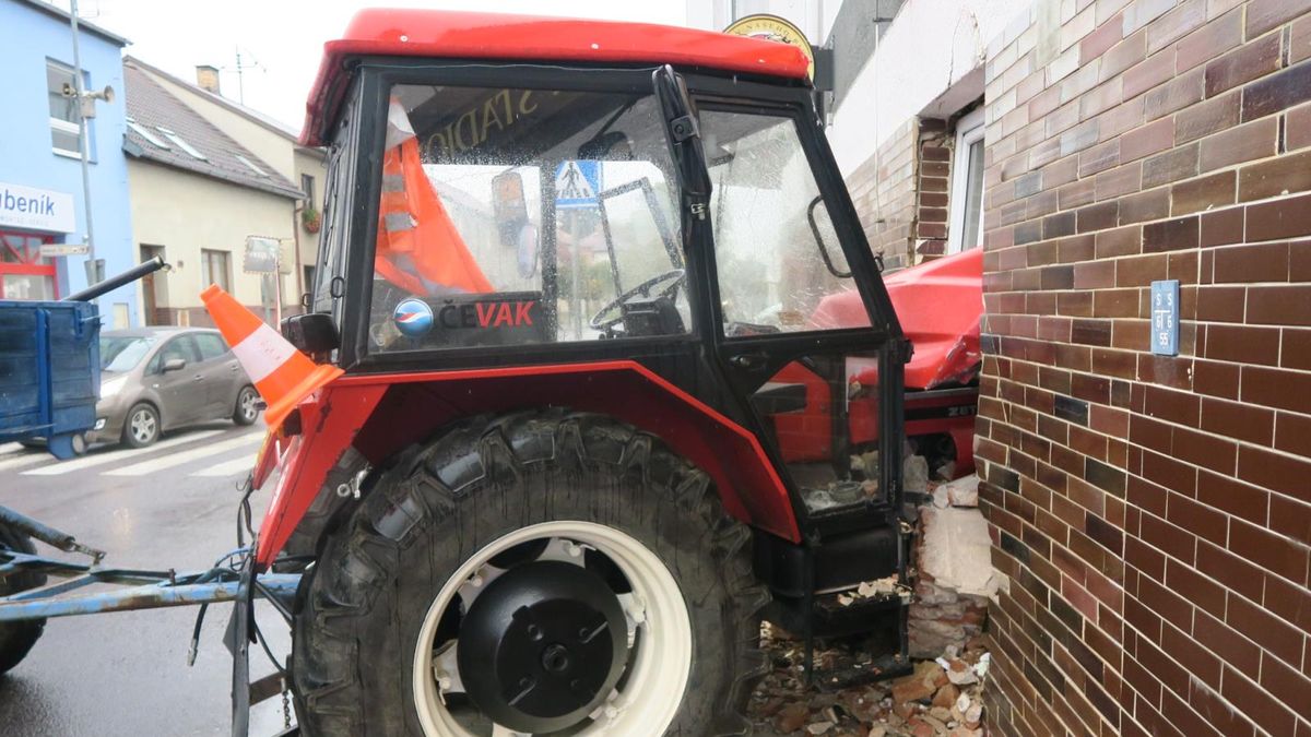 Traktor bez řidiče na Jindřichohradecku projel zdí na toaletu hotelu