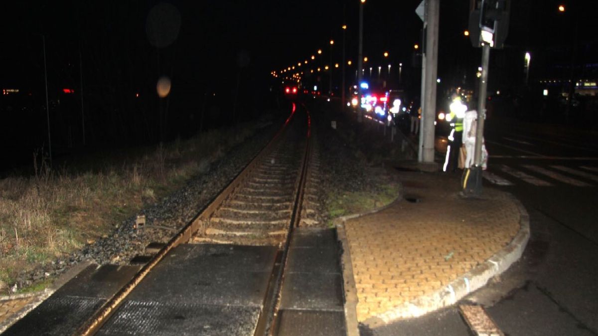 Žena s mobilem v ruce přecházela ve Zlíně trať a srazil ji vlak. Zemřela v nemocnici