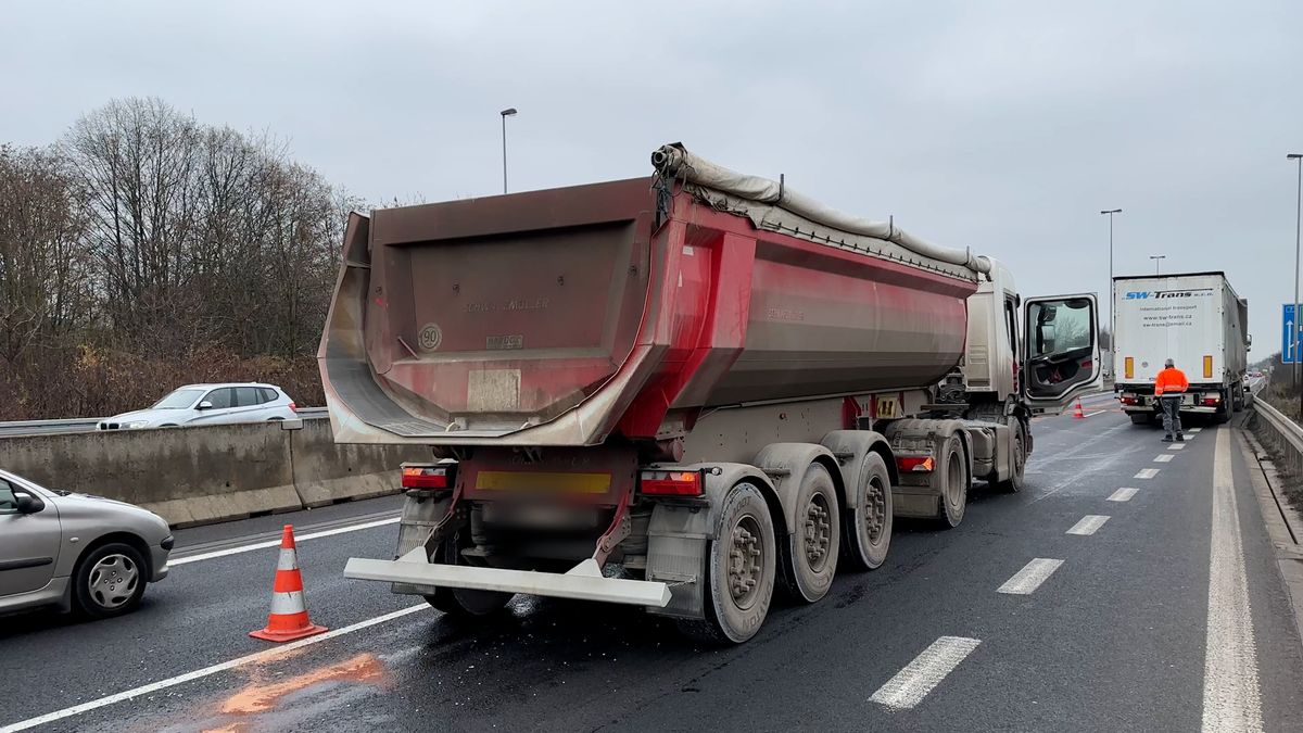 Na Pražském okruhu se srazily tři kamiony. Na silnici se rozlila omáčka a vysypal štěrk