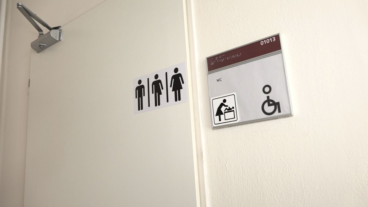 Genderově neutrální záchody na brněnské univerzitě nebudou. Využijte ty bezbariérové, napsal studentům děkan