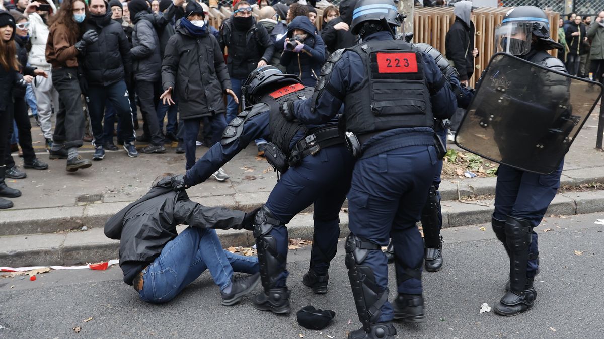 Skandál ve Francii: Policista kopl ležícího demonstranta mezi nohy, mladému muži museli amputovat varle