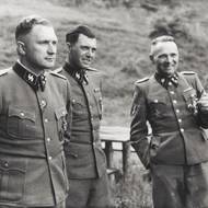 Josef Mengele (uprostřed) poslal v Osvětimi do plynu přes 400 000 vězňů.
