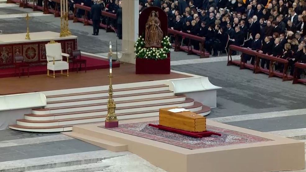 Svět se rozloučil s papežem Benediktem XVI.