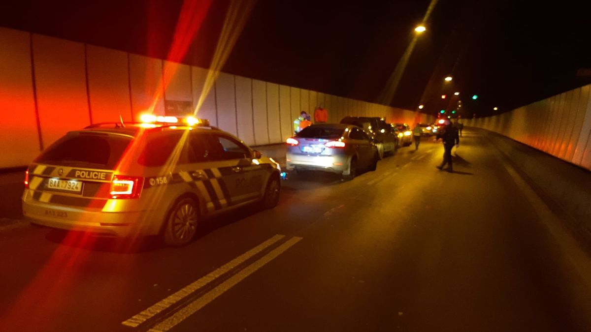 Ve Strahovském tunelu se srazilo osm aut