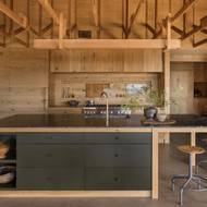 Celý interiér domu je ze dřeva.