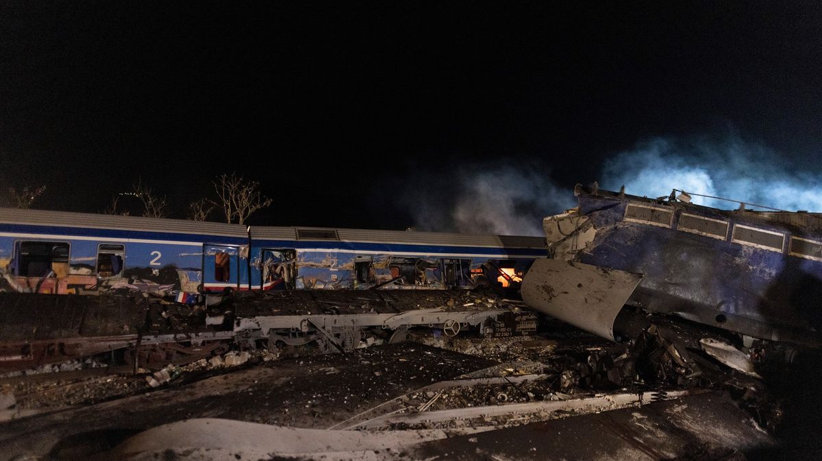 Srážka dvou vlaků v Řecku: 32 obětí a přes osm desítek zraněných