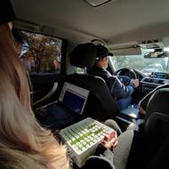 Část mikrořas absolvovala stejně dlouhou cestu po zemi autem, aby výzkumný tým věděl, zda už jen samotná manipulace vzorek nestresuje.