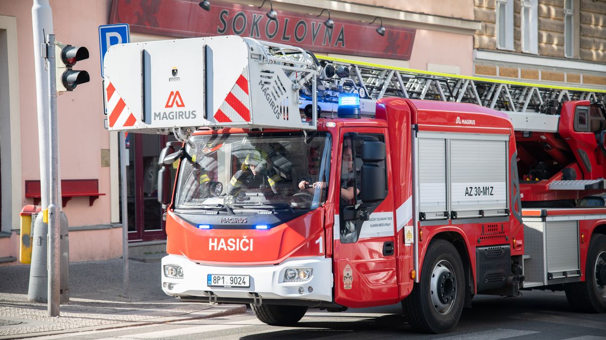 V areálu elektrárny Tisová hoří skládka pražců