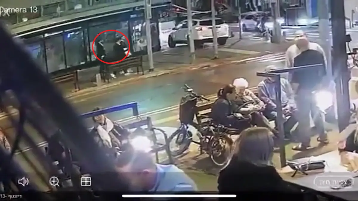 Kamera zachytila teroristickou vraždu v Tel Avivu. Střelec mířil na hlavy - Novinky