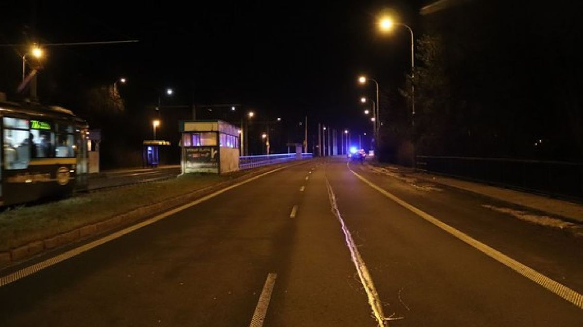 Mladíka v Ostravě odmrštilo auto ze silnice, nehodu nepřežil