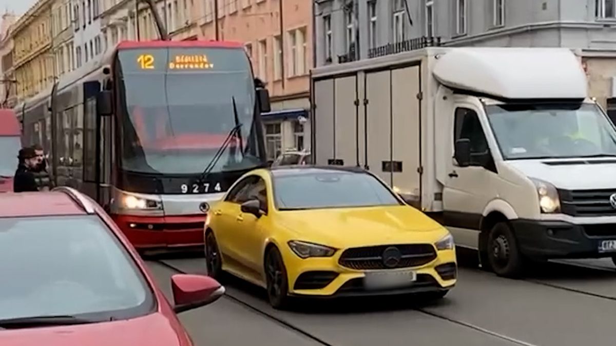 Tramvaje v Praze zastavil mercedes na kolejích. Došlo mu palivo