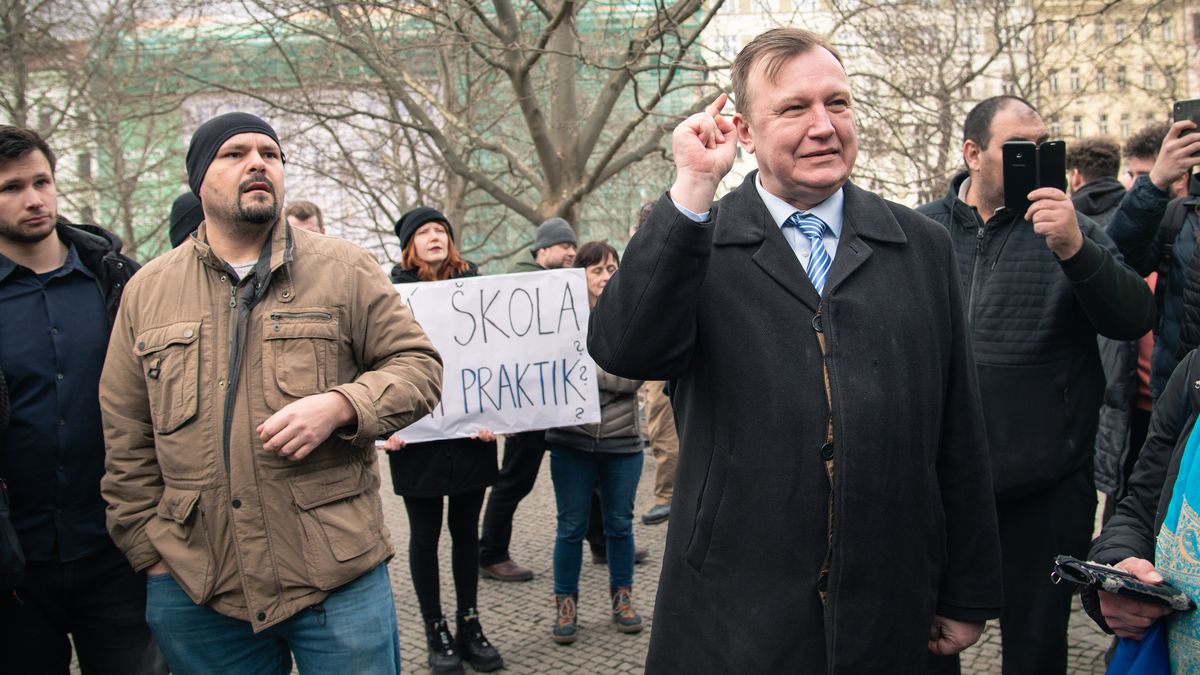 Studenti demonstrovali za Ševčíkův odchod z čela fakulty